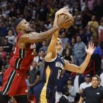 Jimmy Butler (i) de los Miami Heat disputa hoy el balón con Dyson Daniels de los New Orleans Pelicans, durante un partido de la NBA en el AmericanAirlines Arena de Miami, Florida EFE/ Rhona Wise