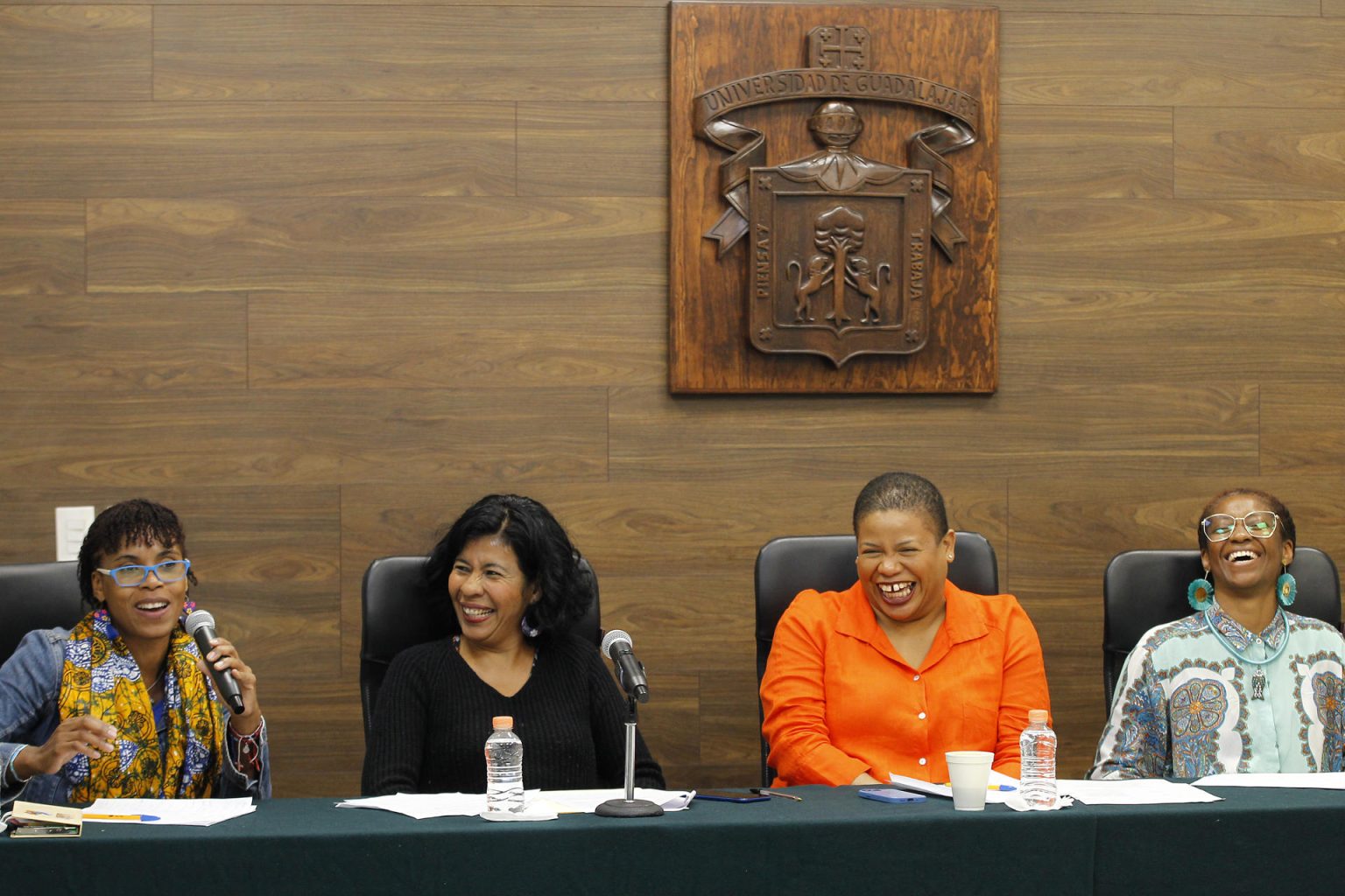 De izq. a der. la artista mexicana, Marisol Castillo; la peruana Lucía Zapien; la dramaturga peruana Mariela Noles; y la actriz colombiana, Catalina Moesquera participan en la mesa de diálogo "problemáticas de las mujeres afro en las escenas artísticas de América Latina", hoy en el marco del "Encuentro de Mujeres Afro" realizado en la ciudad de Guadalajara, Jalisco (México). EFE/ Francisco Guasco