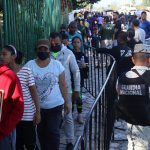 Migrantes hacen fila frente al centro de atención provisional del Instituto Nacional de Migración (INM) para regularizar su situación migratoria hoy, en Tapachula, estado de Chiapas (México). EFE/Juan Manuel Blanco