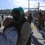 Familiares de internos permanecen en espera de información por el traslado de reos a penales federales hoy, en Ciudad Juárez, en el estado de Chihuahua (México). EFE/Luis Torres