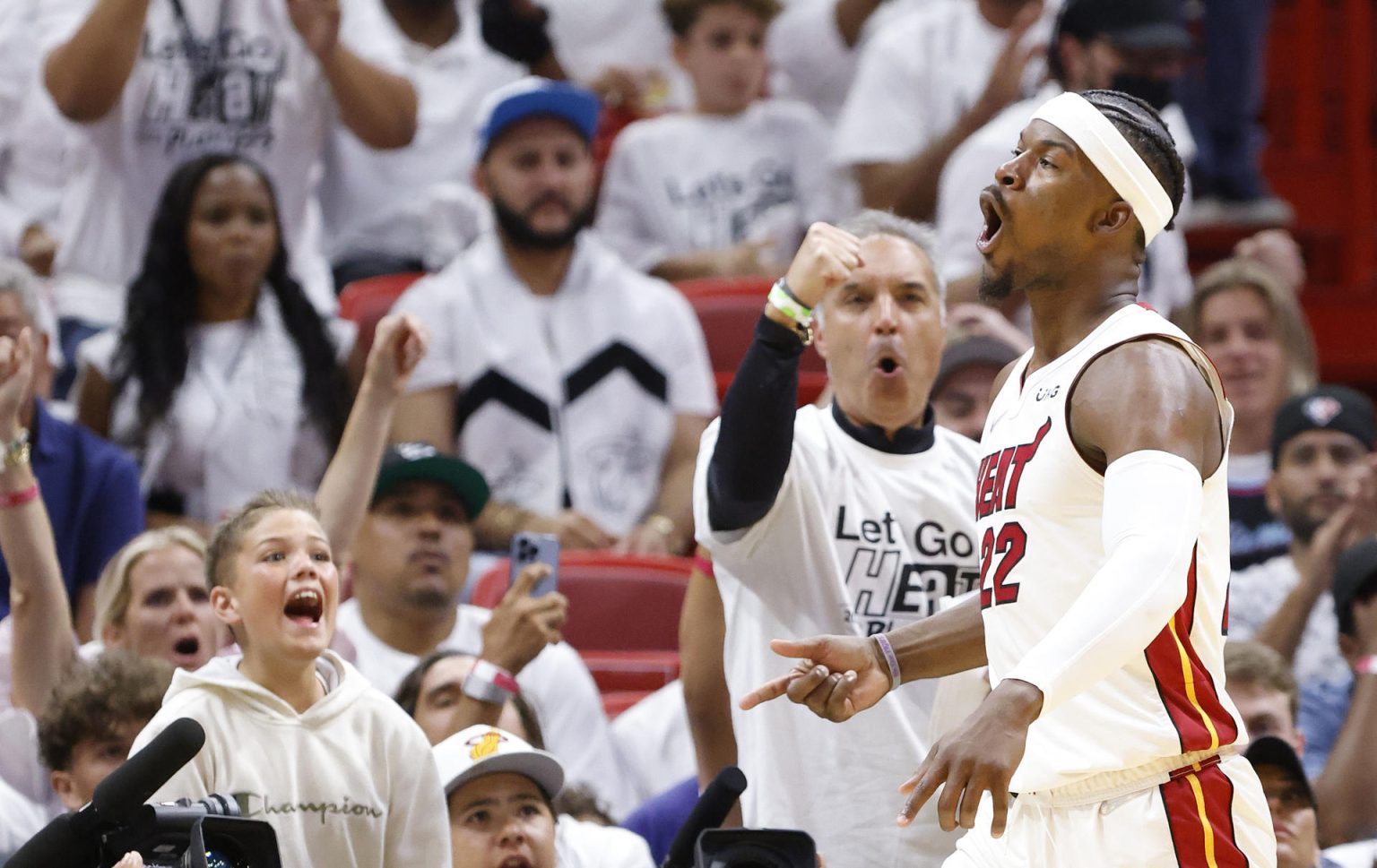 Fotografía de archivo en la que se registró a Jimmy Butler, alero de los Heat de Miami, quien aportó 35 puntos y la jugada que definió el triunfo de su equipo 112-111sobre los Thunder de Oklahoma City en la NBA. EFE/Rhona Wise