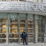 New York (United States), 23/01/2023.- A court officer stands in front a federal courthouse where opening arguments will be held in the trial of Genaro Garcia Luna, Mexico'Äôs former Secretary of Public Security, in the Brooklyn borough of New York, New York, USA, 23 January 2023. Garcia Luna, who is the highest-ranking Mexican official to face trial in the United States, has been accused of accepting large bribes from the Sinaloa drug cartel. (Abierto, Estados Unidos, Nueva York) EFE/EPA/JUSTIN LANE