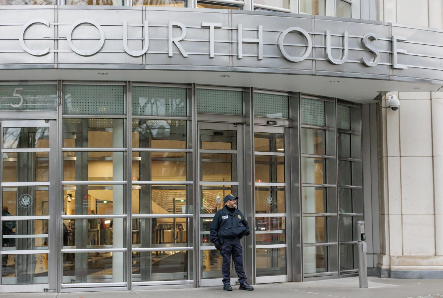 New York (United States), 23/01/2023.- A court officer stands in front a federal courthouse where opening arguments will be held in the trial of Genaro Garcia Luna, Mexico'Äôs former Secretary of Public Security, in the Brooklyn borough of New York, New York, USA, 23 January 2023. Garcia Luna, who is the highest-ranking Mexican official to face trial in the United States, has been accused of accepting large bribes from the Sinaloa drug cartel. (Abierto, Estados Unidos, Nueva York) EFE/EPA/JUSTIN LANE