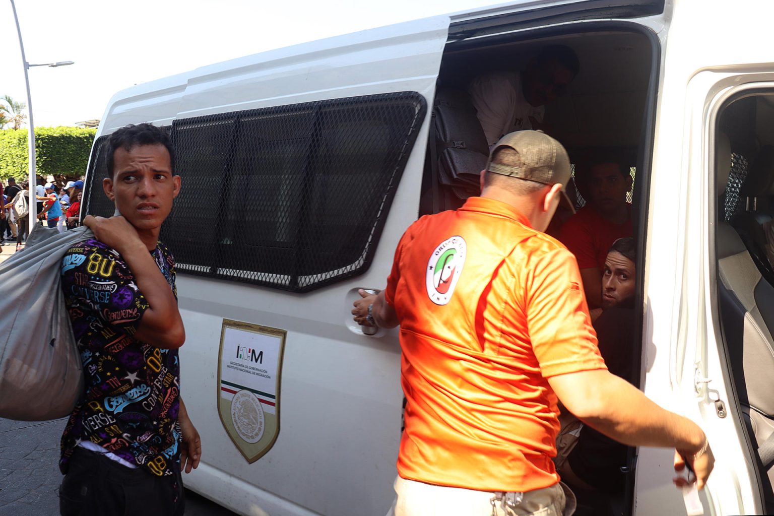 Miembros del Instituto Nacional de Migración (INM) realizan operativos para recoger personas migrantes hoy, en la ciudad de Tapachula en Chiapas (México). EFE/ Juan Manuel Blanco