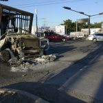 Vista hoy de un vehículo de carga calcinado tras los enfrentamientos de fuerzas federales con grupos armados ayer jueves, en la ciudad de Culiacán, estado de Sinaloa (México). EFE/Juan Carlos Cruz