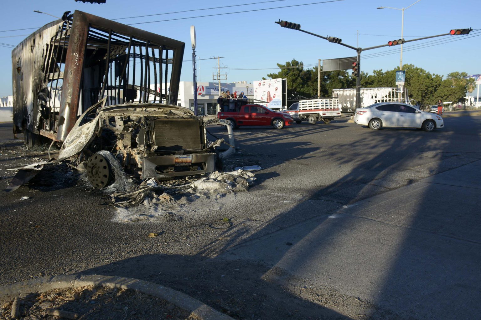 Vista hoy de un vehículo de carga calcinado tras los enfrentamientos de fuerzas federales con grupos armados ayer jueves, en la ciudad de Culiacán, estado de Sinaloa (México). EFE/Juan Carlos Cruz