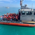 Fotografía cedida por el Departamento de Seguridad Nacional de Estados Unidos (DHS) donde aparece un grupo de personas migrantes mientras son trasladados desde el Parque Nacional Dry Tortugas hasta la isla de Cayo Hueso, en el sur de Florida (EEUU). EFE/ Departamento De Seguridad Nacional De Estados Unidos (dhs) SOLO USO EDITORIAL SOLO DISPONIBLE PARA ILUSTRAR LA NOTICIA QUE ACOMPAÑA (CRÉDITO OBLIGATORIO)