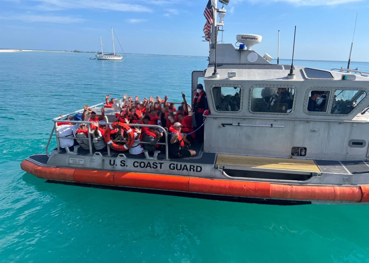 Fotografía cedida por el Departamento de Seguridad Nacional de Estados Unidos (DHS) donde aparece un grupo de personas migrantes mientras son trasladados desde el Parque Nacional Dry Tortugas hasta la isla de Cayo Hueso, en el sur de Florida (EEUU). EFE/ Departamento De Seguridad Nacional De Estados Unidos (dhs) SOLO USO EDITORIAL SOLO DISPONIBLE PARA ILUSTRAR LA NOTICIA QUE ACOMPAÑA (CRÉDITO OBLIGATORIO)