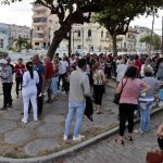 Varias personas hacen fila para entrar hoy, a la embajada de EEUU en La Habana (Cuba). EFE/ Ernesto Mastrascusa