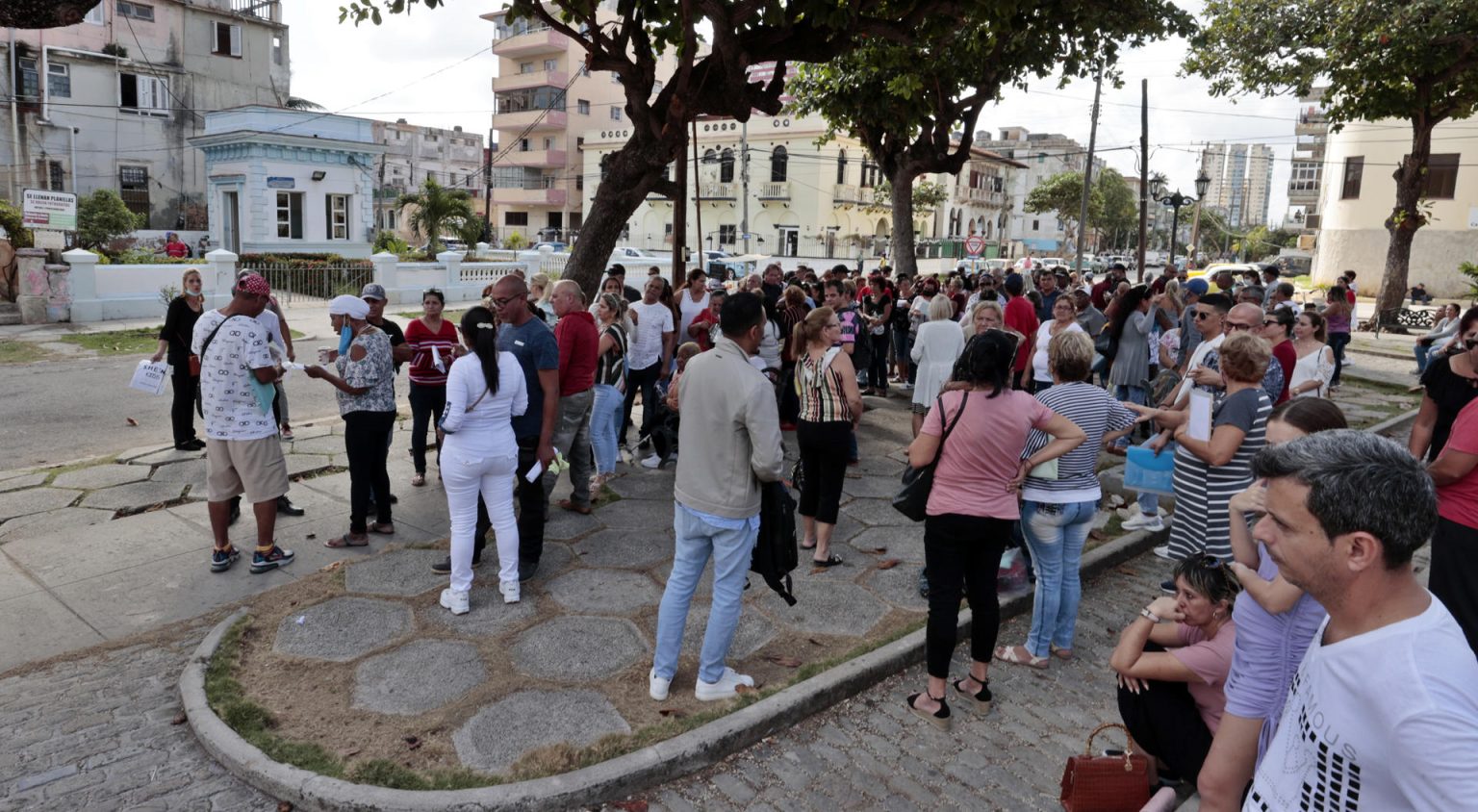 Varias personas hacen fila para entrar hoy, a la embajada de EEUU en La Habana (Cuba). EFE/ Ernesto Mastrascusa