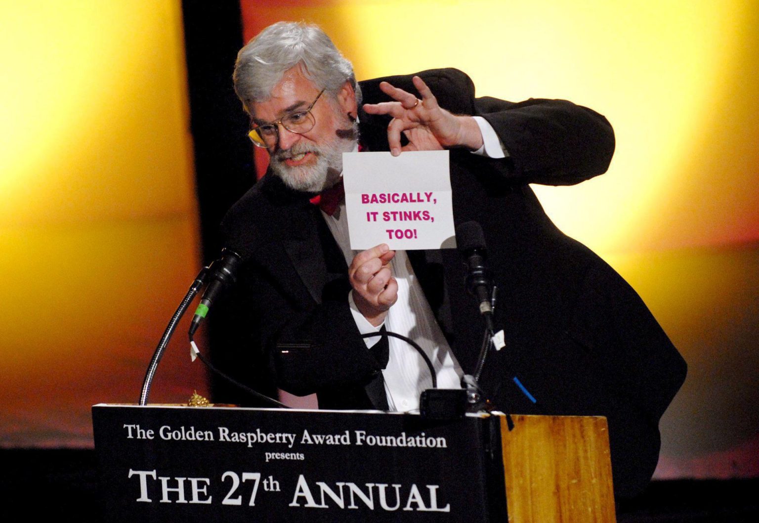 John Wilson, responsable de la fundación que parodia a los Oscar, entrega un galardón de los premios Razzie. Imagen de archivo. EFE/Jamie Rector