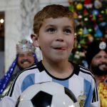 Los tres Reyes de Juana Díaz llegan al Capitolio de San Juán (Puerto Rico), donde entregaron regalos a los niños. EFE/ Thais Llorca