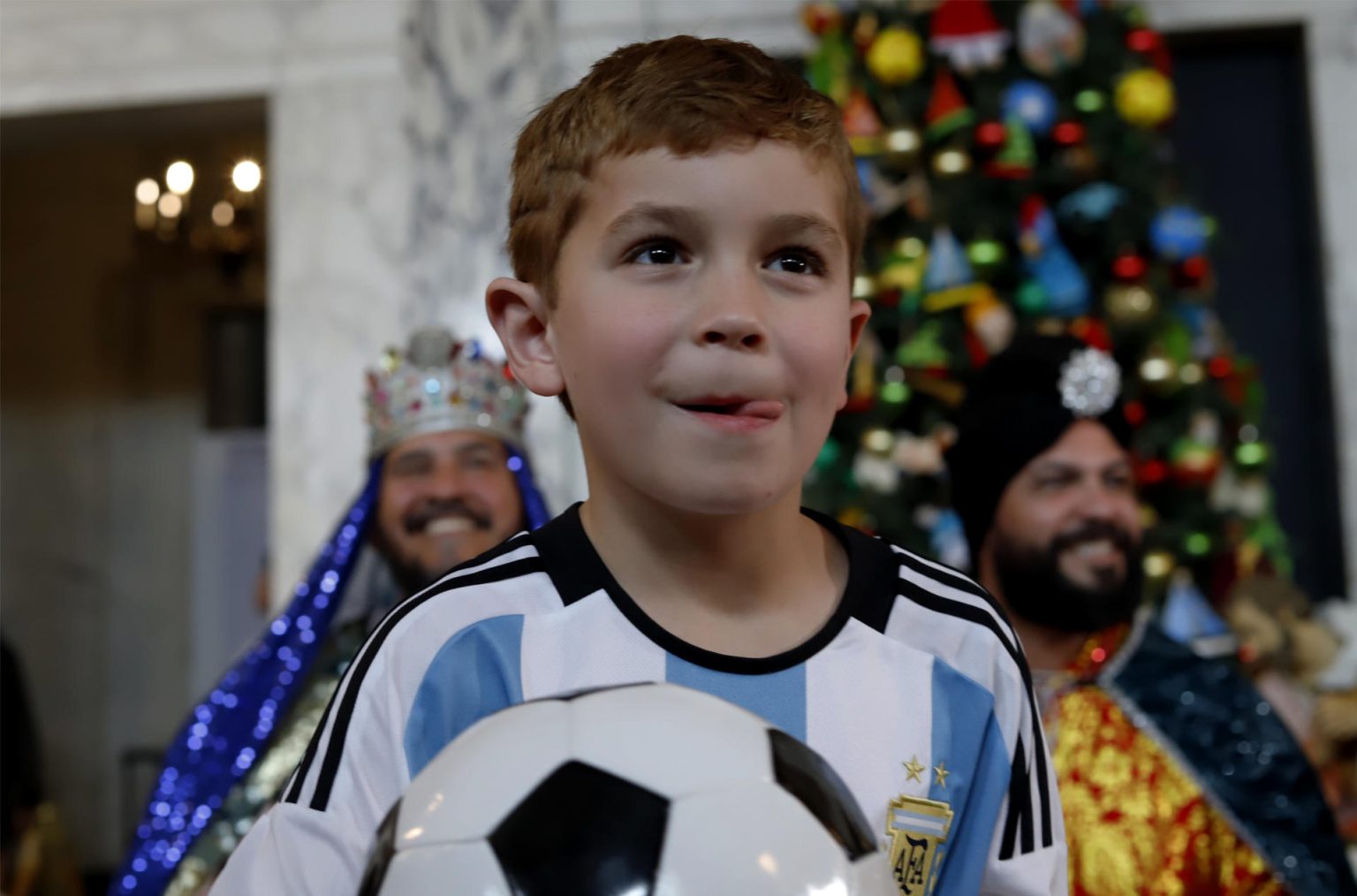 Los tres Reyes de Juana Díaz llegan al Capitolio de San Juán (Puerto Rico), donde entregaron regalos a los niños. EFE/ Thais Llorca