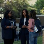 Fotograma sin fecha cedido por Apple TV+ donde aparece las actrices Octavia Spencer (i) y Gabrielle Union (c) en una escena de "Truth Be Told". Las actrices afroestadounidenses Gabrielle Union y Octavia Spencer protagonizan la tercera temporada de "Truth Be Told", de Apple TV+, con la consigna de alzar la voz por las mujeres desaparecidas cuya búsqueda no suele ser prioritaria. EFE/ Trae Patton/Apple TV+/SOLO USO EDITORIAL/ SOLO DISPONIBLE PARA ILUSTRAR LA NOTICIA QUE ACOMPAÑA (CRÉDITO OBLIGATORIO)