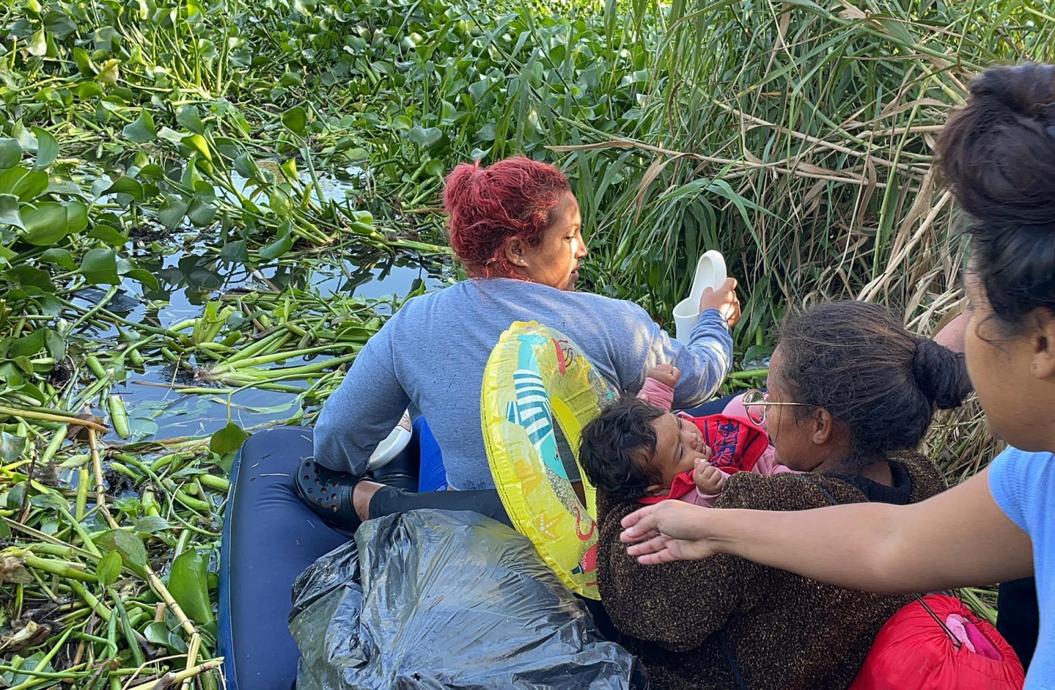 Un grupo de migrantes cruza en un colchón inflable el río Bravo, en la ciudad de Matamoros (México). Imagen de archivo. EFE/ Abraham Pineda Jácome