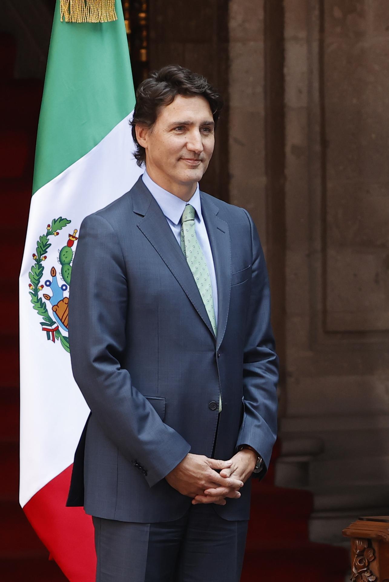 El primer ministro de Canadá, Justin Trudeau, participa en un acto protocolario hoy en el Palacio Nacional en Ciudad de México (México). EFE/José Méndez