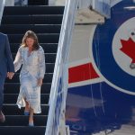 El Primer Ministro de Canadá, Justin Trudeau (i) y su esposa Sophie Grégoire Trudeau desciende del avión hoy, en el Aeropuerto Internacional Felipe Ángeles (AIFA), en el municipio de Zumpango, Estado de México (México). EFE/Isaac Esquivel