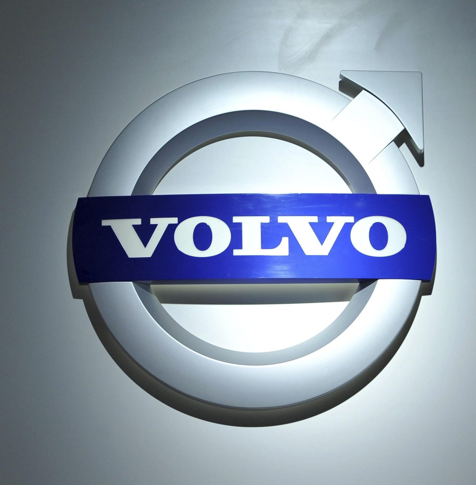 Fotografía de archivo que muestra el logotipo de Volvo en el Centro Jacob Javits en Nueva York (Estados Unidos). EFE/Jason Szenes