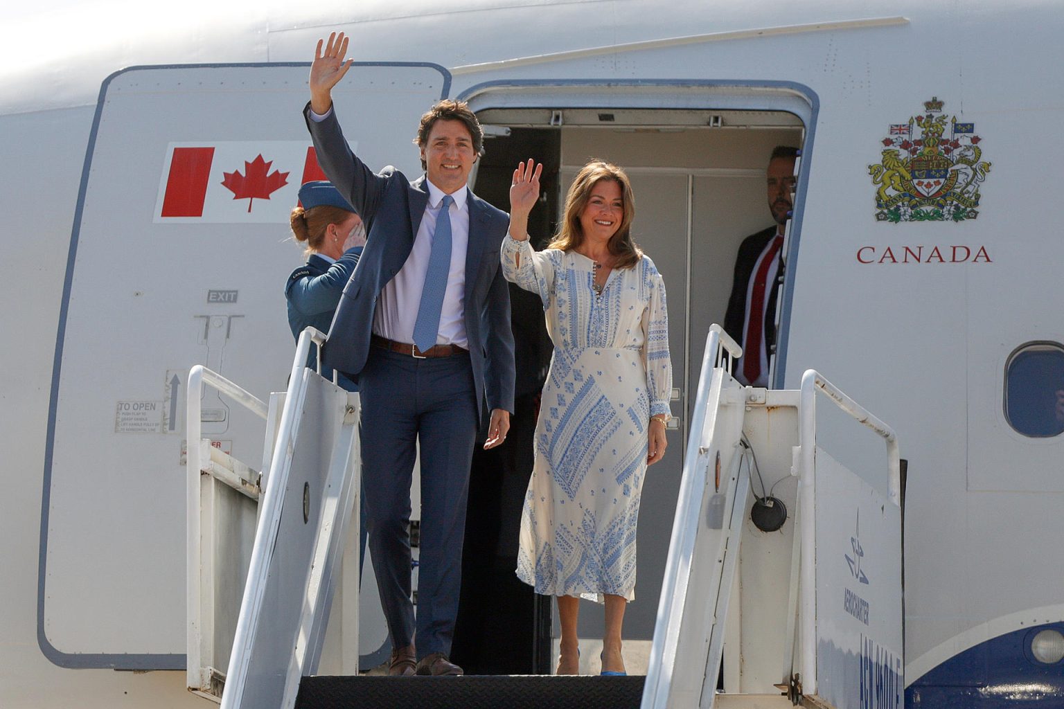 El Primer Ministro de Canadá, Justin Trudeau (i) y su esposa Sophie Grégoire Trudeau saludan y desciende del avión hoy, para dar inicio a su visita oficial a México tras aterrizar en el Aeropuerto Internacional Felipe Ángeles (AIFA), en el municipio de Zumpango, Estado de México (México). EFE/Isaac Esquivel