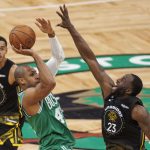 Al Horford (i), pívot de los Celtics de Boston, fue registrado este jueves, 19 de enero, antes de lanzar un balón, ante la marca de Draymond Green (d), de los Warriors de Golden State, durante un partido de la NBA, en el coliseo TD Garden, en Boston (Massachusetts, EE.UU.). EFE/CJ Gunther