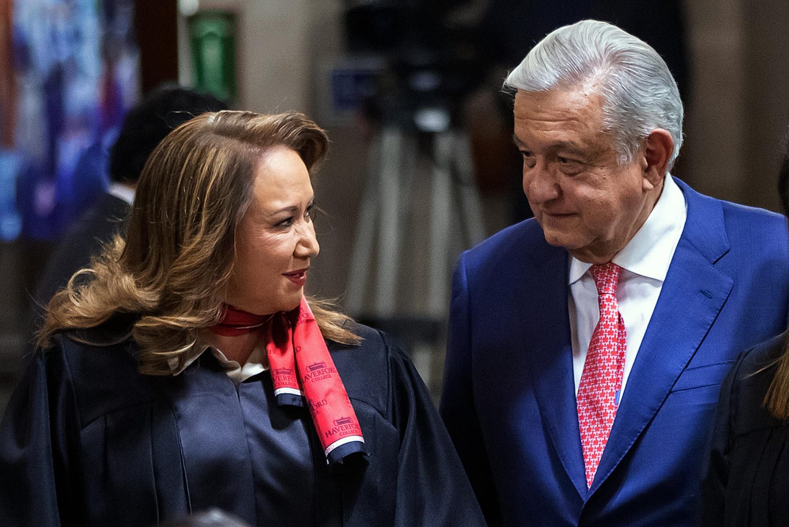 Fotografía de archivo fechada el 15 de diciembre de 2022, que muestra al presidente Andrés Manuel López Obrador (d) y a la ministra Yasmín Esquivel (i) a su salida de un acto procolario en la Suprema Corte de Justicia de la Nación, en la Ciudad de México (México). EFE/ Isaac Esquivel