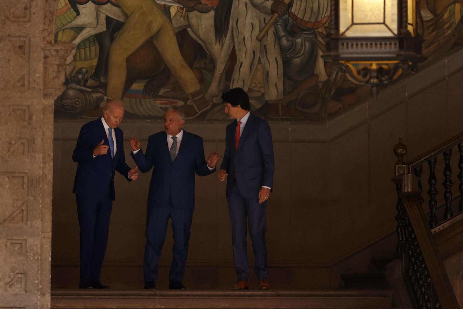 Los presidentes de México, Andrés Manuel López Obrador (c), de Estados Unidos, Joe Biden (i), y el primer ministro de Canadá, Justin Trudeau, se reúnen hoy, en el Palacio Nacional en Ciudad de México (México). EFE/ José Méndez