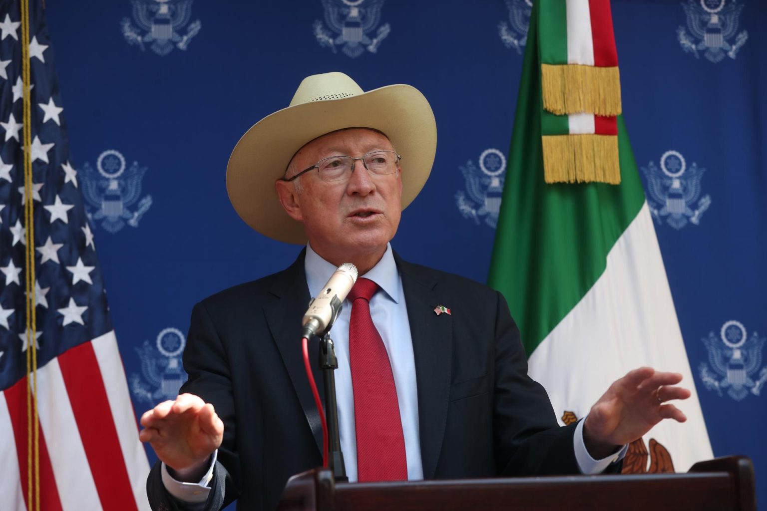 El embajador de Estados Unidos en México, Ken Salazar, habla durante una rueda de prensa hoy, en la Ciudad de México (México). EFE/Sáshenka Gutiérrez