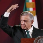 El presidente de México, Andrés Manuel López Obrador, habla hoy, durante su conferencia de prensa matutina en el Palacio Nacional de Ciudad de México (México). EFE/José Méndez