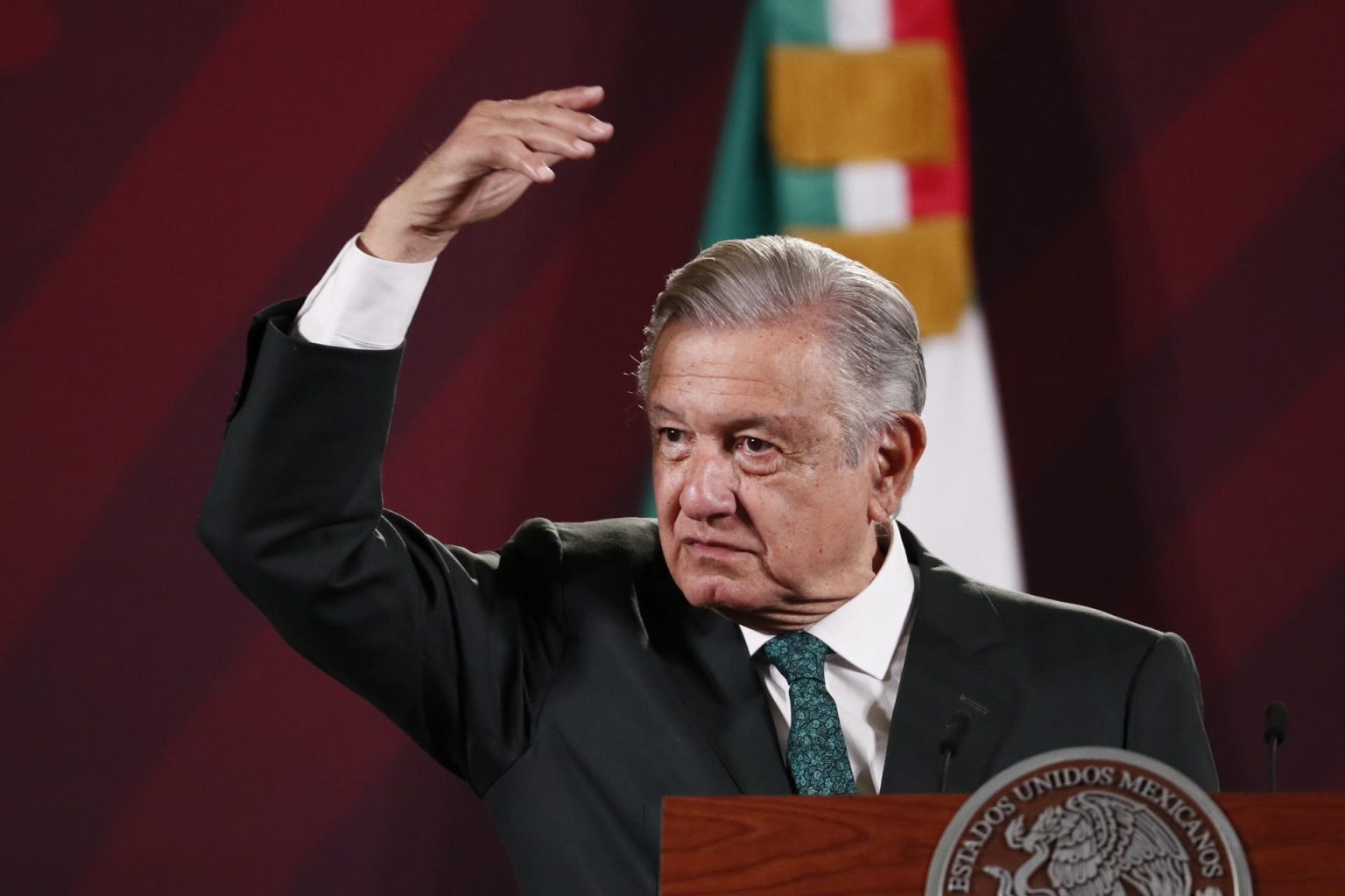 El presidente de México, Andrés Manuel López Obrador, habla hoy, durante su conferencia de prensa matutina en el Palacio Nacional de Ciudad de México (México). EFE/José Méndez