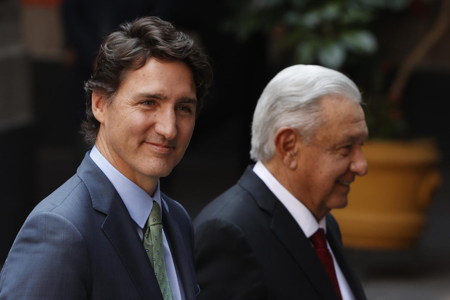 El presidente de México, Andrés Manuel López Obrador, junto al primer ministro de Canadá, Justin Trudeau, se dirigen a la firma de acuerdos bilaterales tras su reunión ayer, en el Palacio Nacional en Ciudad de México (México). EFE/ José Méndez