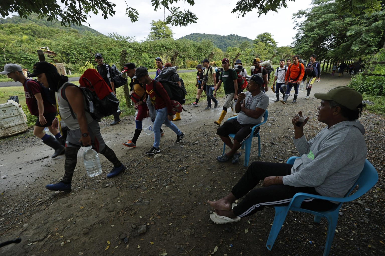 Migrantes venezolanos suben una montaña con la intención de llegar a Panamá en el Tapón del Darién (Colombia). EFE/Mauricio Dueñas Castañeda