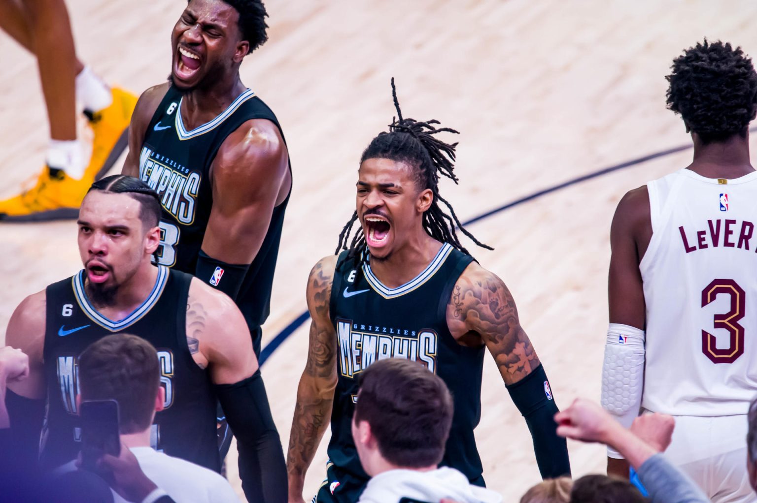 Ja Morant (12) de los Grizzlies celebra la victoria hoy, durante el juego de baloncesto de la NBA, entre los Cleveland Cavaliers y Memphis Grizzlies. EFE/ Matthew A. Smith