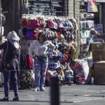 Comerciantes colocan sus puestos ambulantes el 25 de enero de 2023 en una calle de la Ciudad de México (México). EFE/Isaac Esquivel