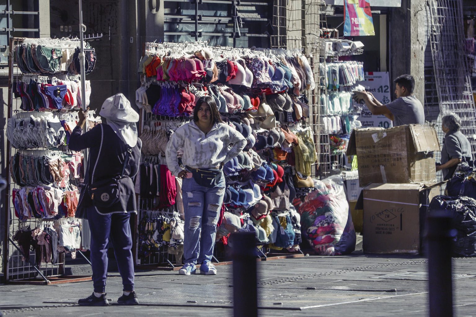 Comerciantes colocan sus puestos ambulantes el 25 de enero de 2023 en una calle de la Ciudad de México (México). EFE/Isaac Esquivel