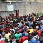 Grupos de migrantes rompen el cerco de seguridad durante una manifestación frente a las instalaciones de la Comisión Mexicana de Ayuda a Refugiados (Comar), hoy, en Tapachula, estado de Chiapas (México). EFE/Juan Manuel Blanco