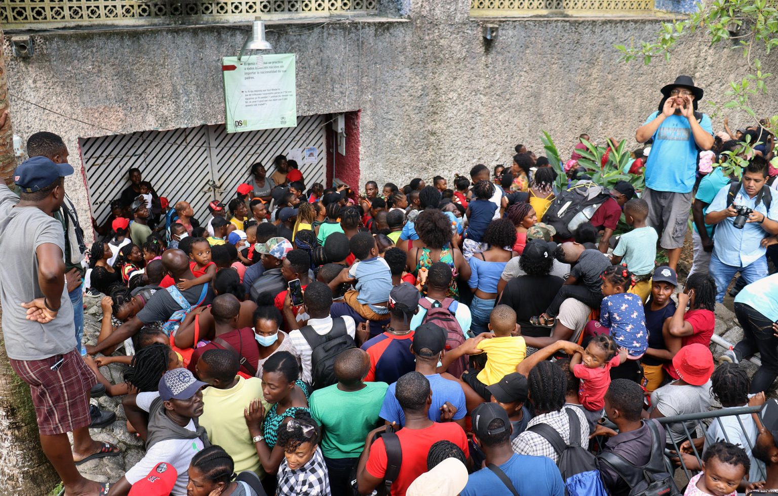 Grupos de migrantes rompen el cerco de seguridad durante una manifestación frente a las instalaciones de la Comisión Mexicana de Ayuda a Refugiados (Comar), hoy, en Tapachula, estado de Chiapas (México). EFE/Juan Manuel Blanco