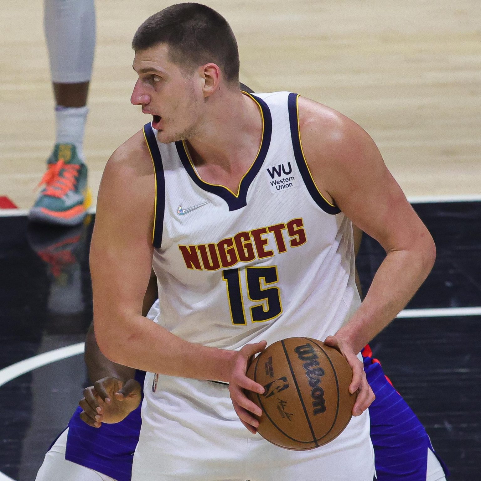 Fotografía de archivo en la que se registró al serbio Nikola Jokic, pívot estrella de los Nuggets de Denver, quien aportó su decimoquinto triple doble de la temporada y con 25 puntos (incluida la canasta definitiva), once rebotes y diez asistencias guió le victoria de su equipo 98-97 sobre los Pelicans de Nueva Orleans. EFE/Phillip Kim