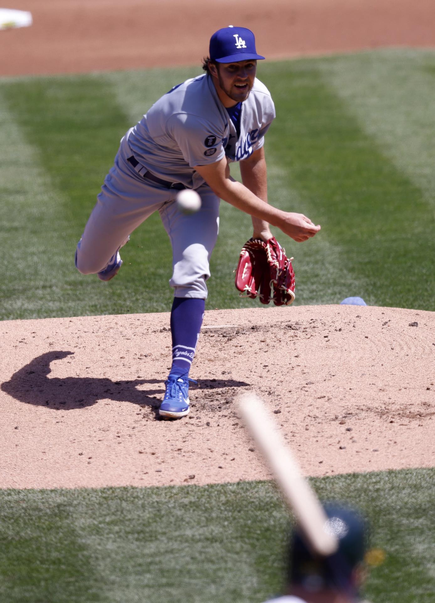 Fotografía de archivo, tomada el pasado 7 de abril, en al que se registró al lanzador inicialista Trevor Bauer, al actuar para los Dodgers de Los Ángeles, en el coliseo RingCentral, en Oakland (California, EE.UU.). EFE/John G. Mabanglo