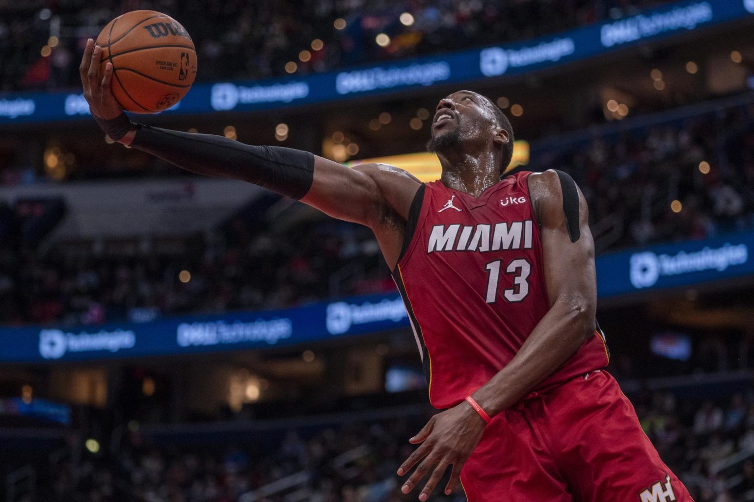 Fotografía de archivo en la que se registró a Bam Adebayo, pívot de los Heat de Miami, quien aportó un doble doble de 30 puntos y 15 rebotes para guiar la victoria de su equipo 98-95 sobre los Celtics de Boston en la NBA. EFE/Shawn Thew