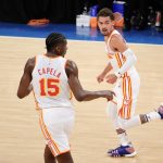 El base de los Atlanta Hawks Trae Young (D) y su compañero Clint Capela , en una fotografía de archivo. EFE/EPA/Jason Szenes