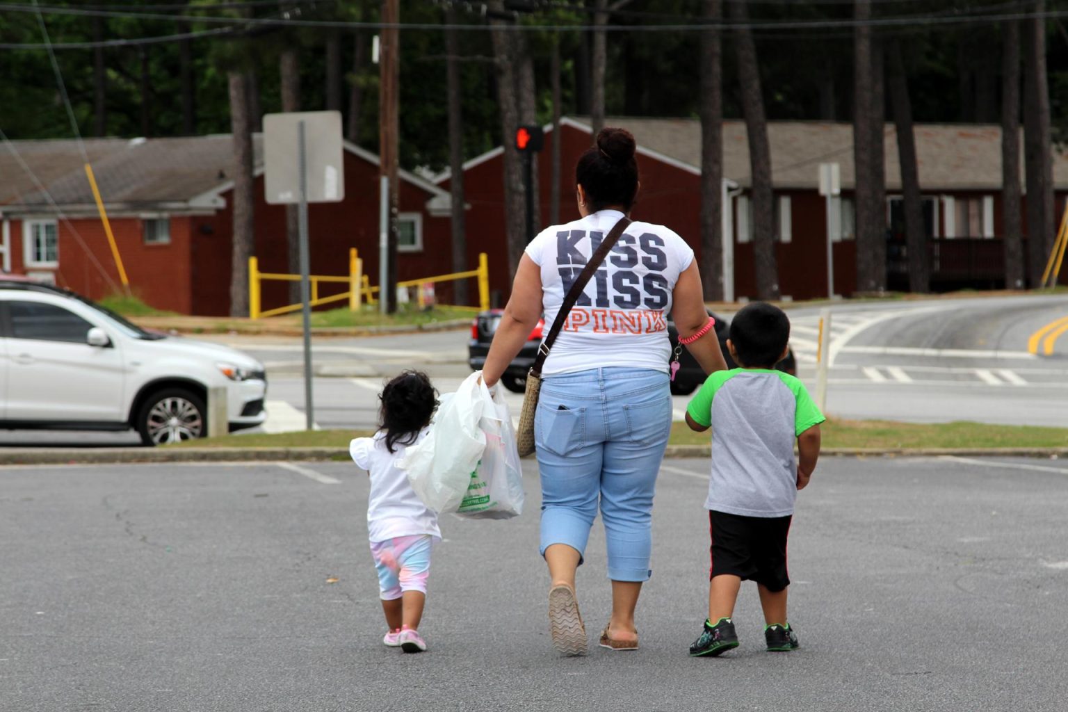 Imagen de archivo que muestra a una mujer caminando con dos niños en Atlanta, Georgia. EFE/Marcelo Weelock