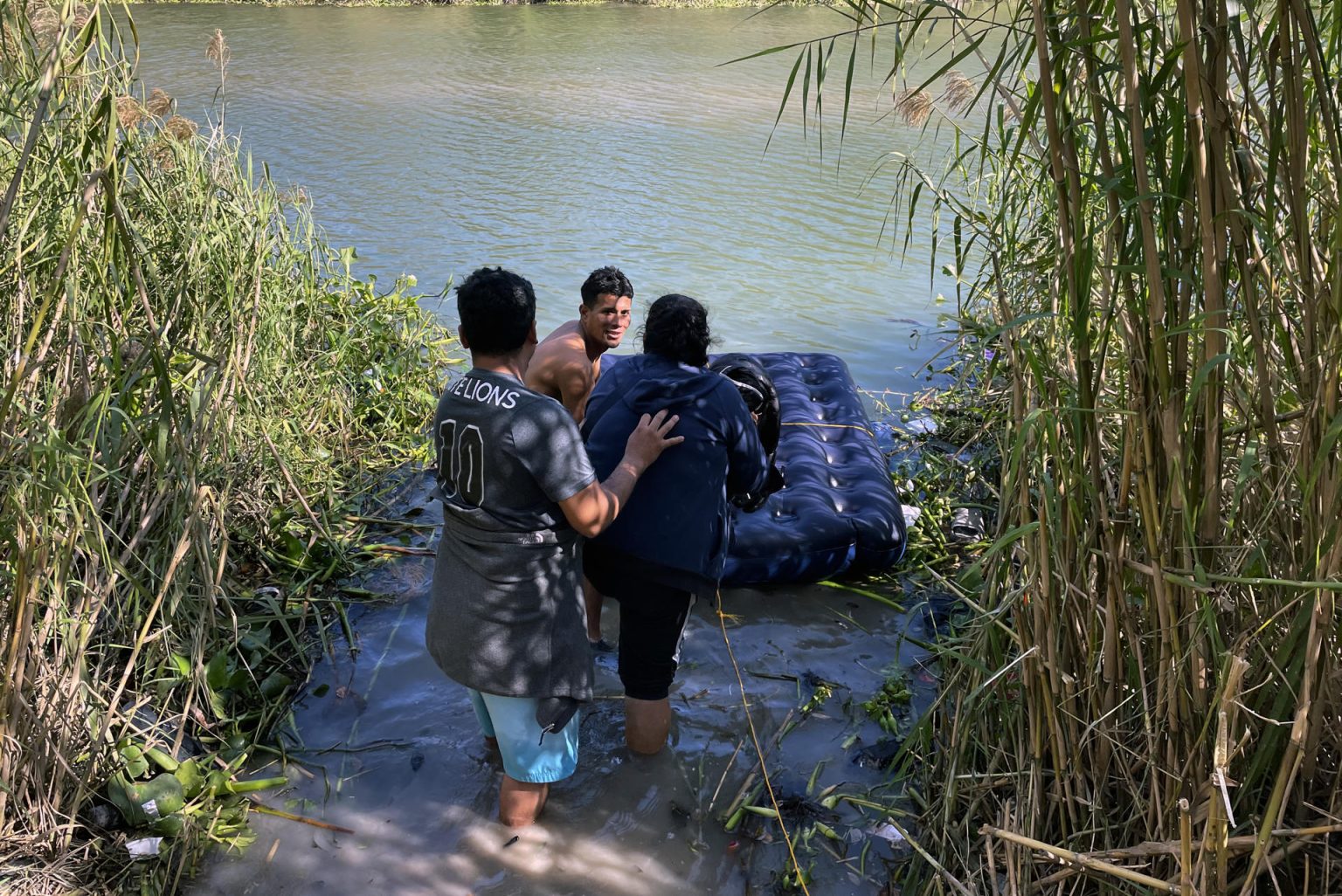 Un grupo de migrantes se prepara para cruzar el Río Bravo, en la ciudad de Matamoros, estado de Tamaulipas (Mexico). Imagen de archivo. EFE/Abraham Pineda Jácome