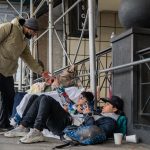 Inmigrantes venezolanos desalojados del hotel Watson acamapan en la calle afuera del edificio como protesta en Nueva York (EEUU). EFE/Ángel Colmenares