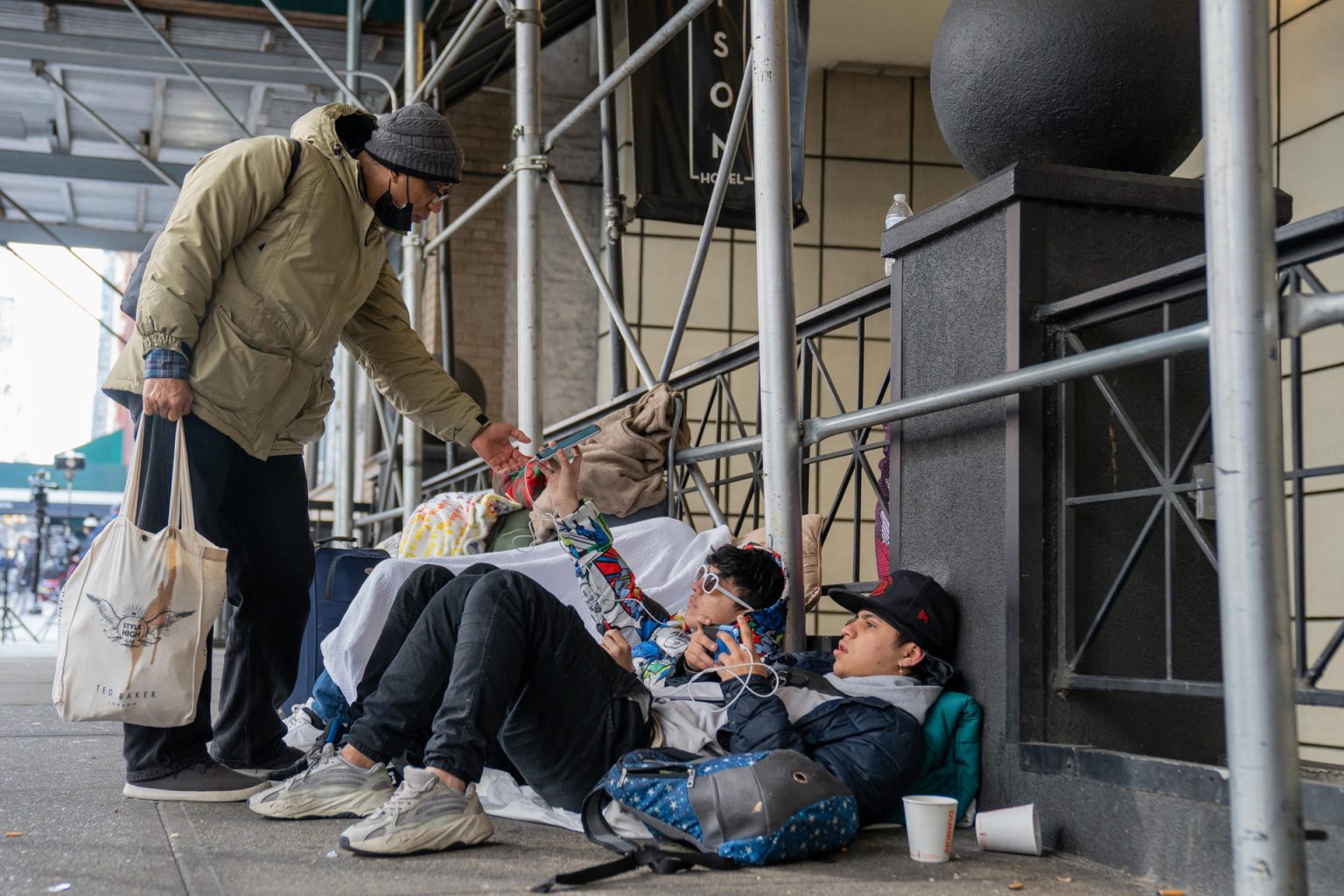 Inmigrantes venezolanos desalojados del hotel Watson acamapan en la calle afuera del edificio como protesta en Nueva York (EEUU). EFE/Ángel Colmenares