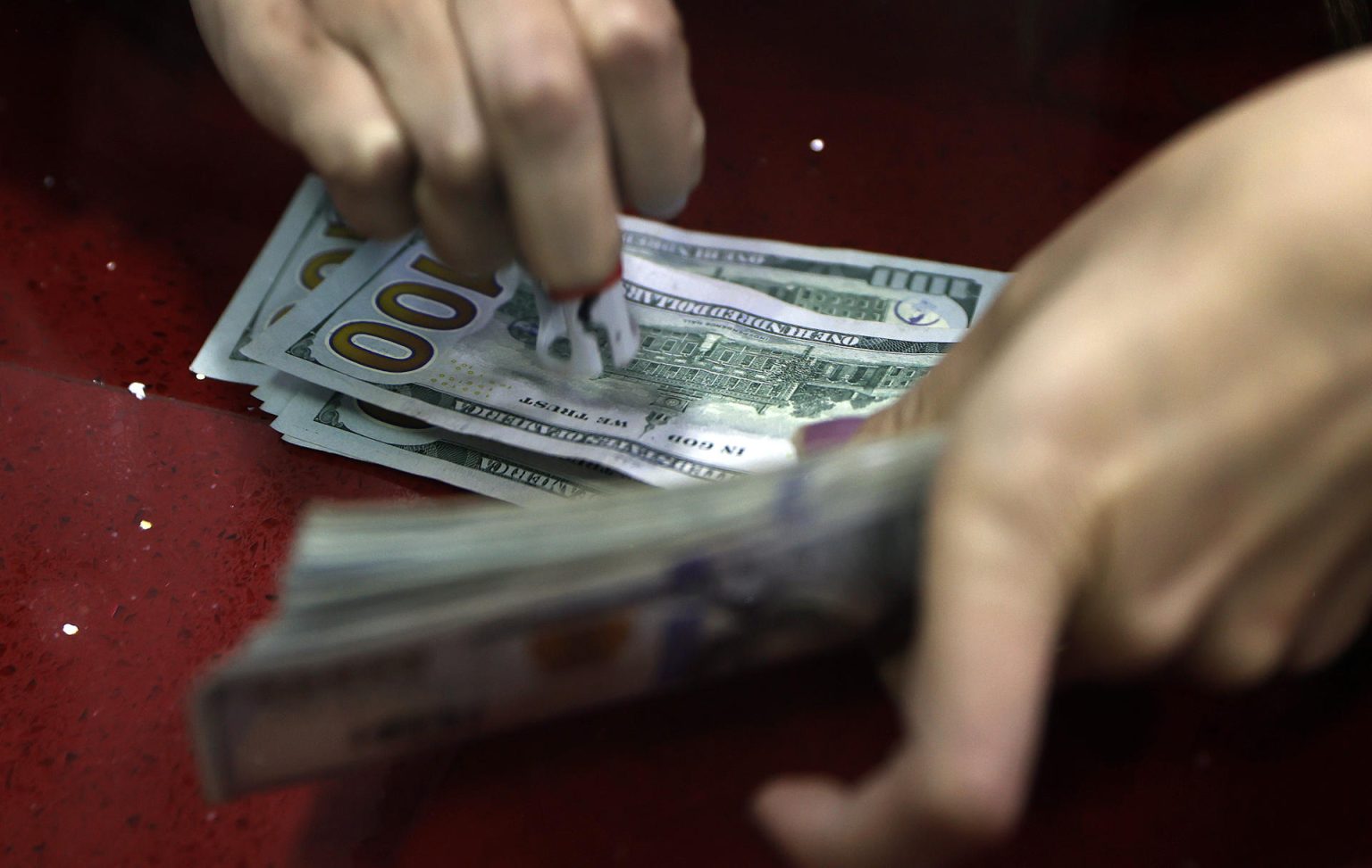 Fotografía de archivo que muestra a una mujer mientras cuenta billetes de dólar. EFE/ Mauricio Dueñas Castañeda