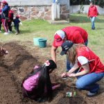 Fotografía cedida hoy, por Kellogg, donde se observa a voluntarios en el sembradío de un huerto en una escuela del municipio Amealco de Bonfil, estado de Queretaro (México). EFE/ Kellogg SOLO USO EDITORIAL/SOLO DISPONIBLE PARA ILUSTRAR LA NOTICIA QUE ACOMPAÑA (CRÉDITO OBLIGATORIO)