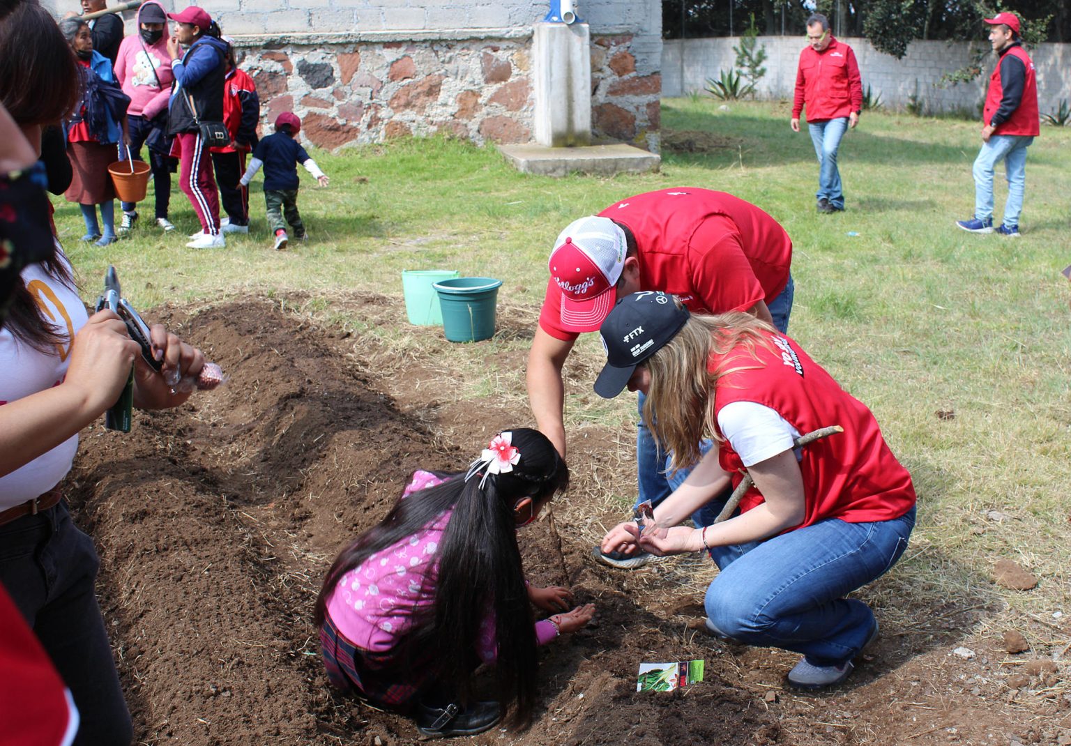 Fotografía cedida hoy, por Kellogg, donde se observa a voluntarios en el sembradío de un huerto en una escuela del municipio Amealco de Bonfil, estado de Queretaro (México). EFE/ Kellogg SOLO USO EDITORIAL/SOLO DISPONIBLE PARA ILUSTRAR LA NOTICIA QUE ACOMPAÑA (CRÉDITO OBLIGATORIO)