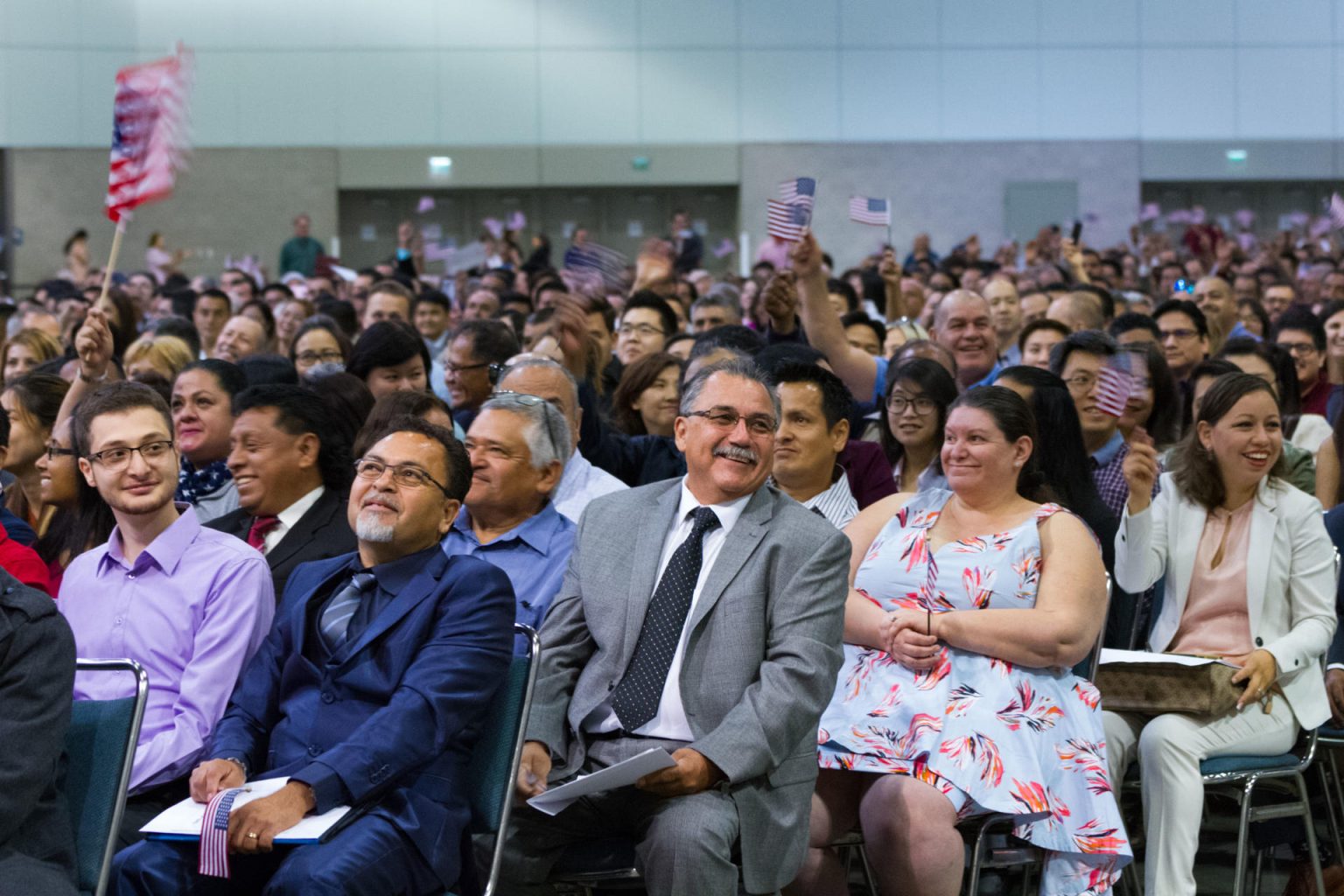 Casi diez mil personas se juramentaron como ciudadanos estadounidenses en una ceremonia de naturalización en el Centro de Convenciones en Los Angeles, CA. Imagen de archivo. EFE/Felipe Chacon