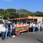 Un grupo de personas protestan para exigir se reubiquen las oficinas de la Comisión Mexicana de Ayuda a Refugiados (Comar) hoy, en Tapachula, estado de Chiapas (México). EFE/Juan Manuel Blanco