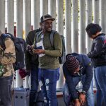 Grupos de migrantes hacen fila para cruzar a Estados Unidos y continuar con su proceso de asilo a través de la garita internacional del Chaparral el 6 de enero de 2023, en la fronteriza Tijuana (México).EFE/Joebeth Terriquez